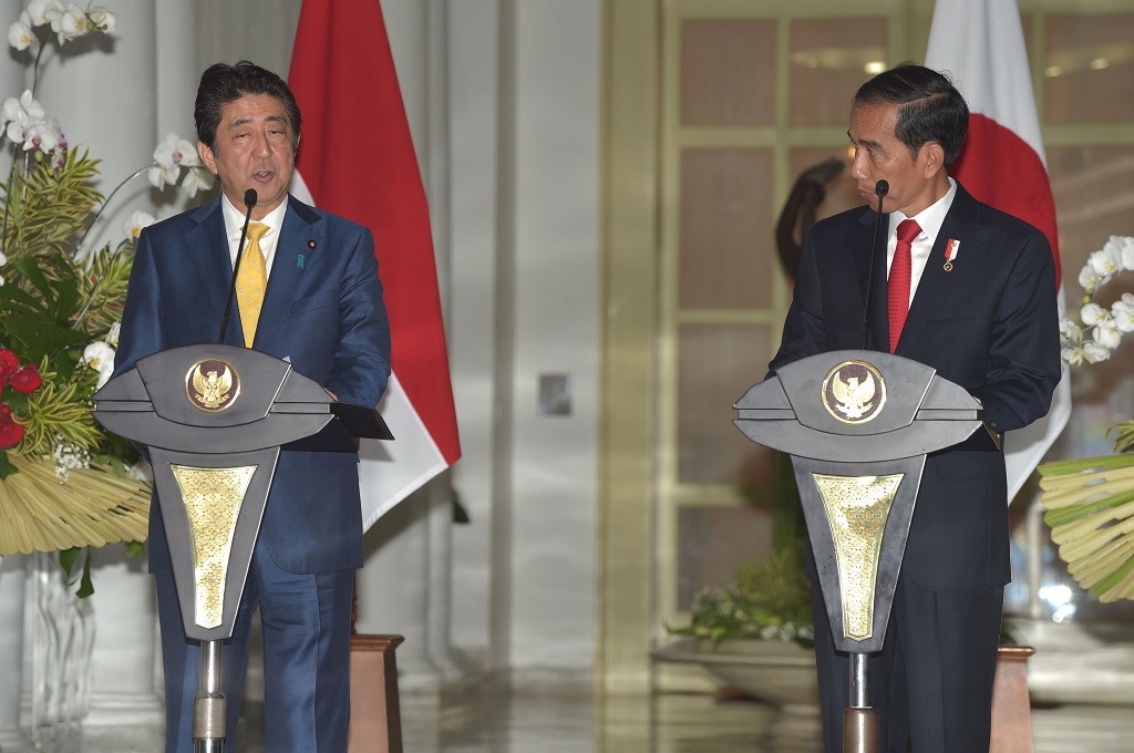 Presiden Jokowi (kanan) dan PM Jepang Shinzo Abe di Istana Kepresidenan di Bogor, Jabar, 15 Januari 2017. (Foto: AFP/ADEK BERRY