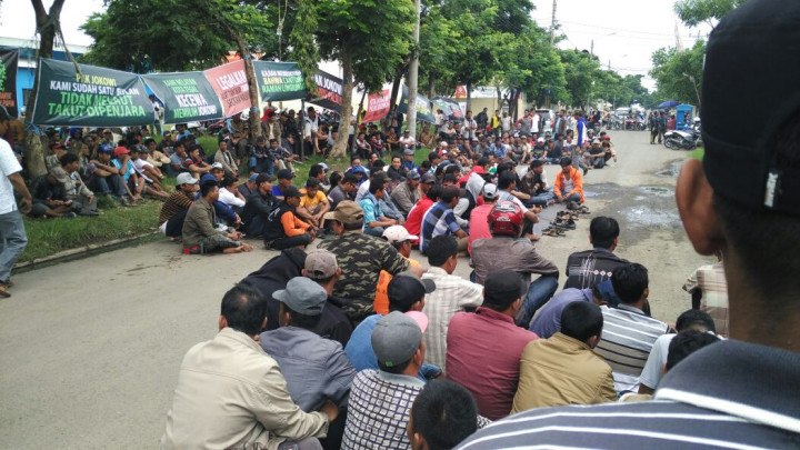 Protes Larangan Cantrang, Nelayan Tegal Blokir Pintu Masuk Pelabuhan