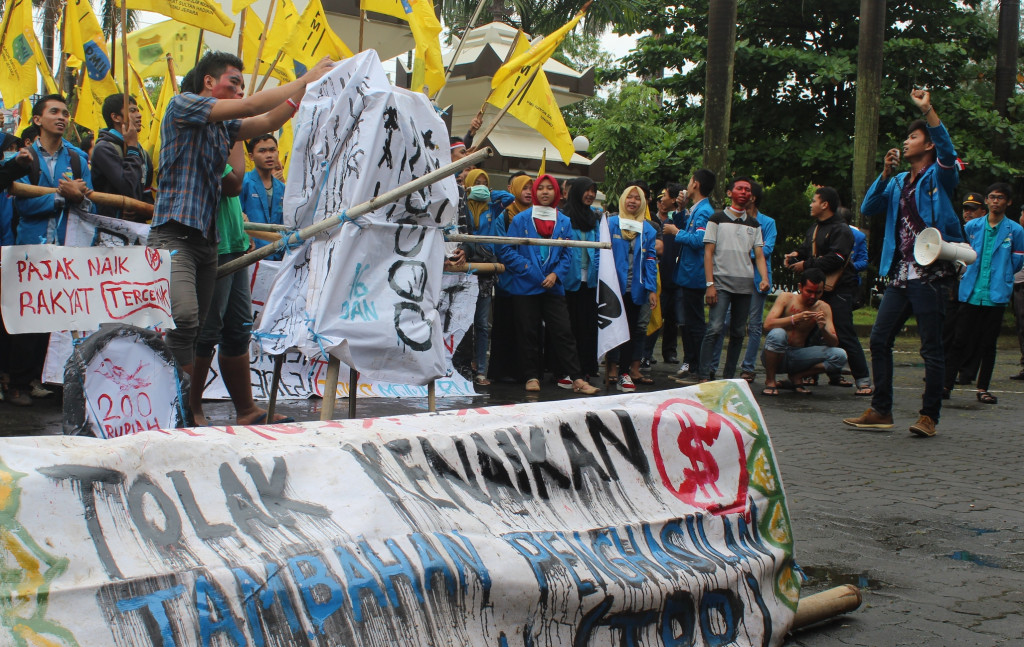 PMII Jepara demo di depan kantor DPRD Jepara tolak kenaikan Tunjangan Pengahasilan Pegawai (TPP). (Metrotvnews.com/Rhobi Shani)