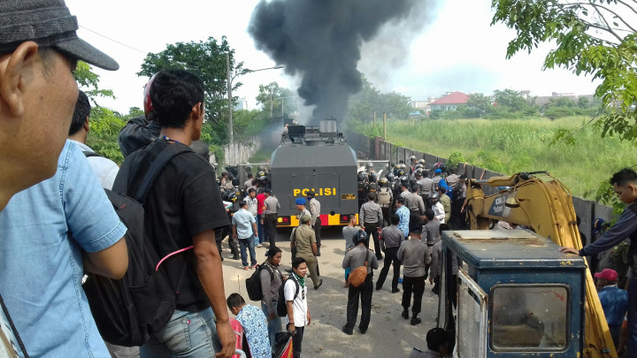 Tolak Digusur, Ratusan warga Tanjunguma Batam Lempari Petugas