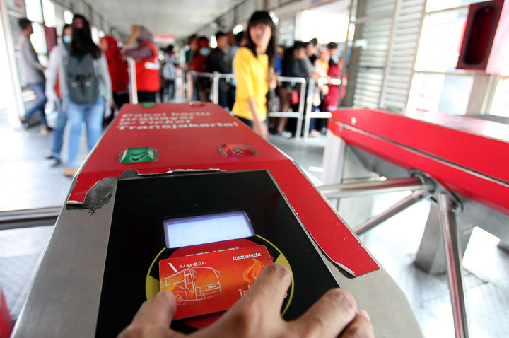 Seorang Ibu Menyalahgunakan KJP untuk Naik TransJakarta