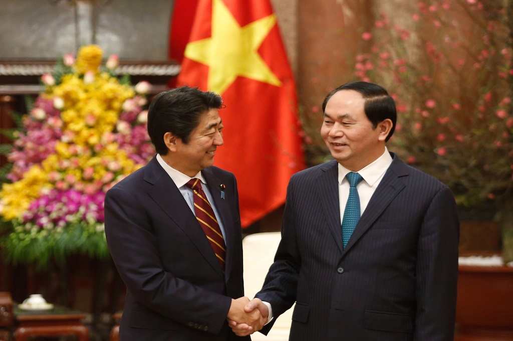 PM Jepang Shinzo Abe (kiri) berjabat tangan dengan Presiden Vietnam Tran Dai Quang di Hanoi, 16 Januari 2017. (Foto: AFP/KHAM)