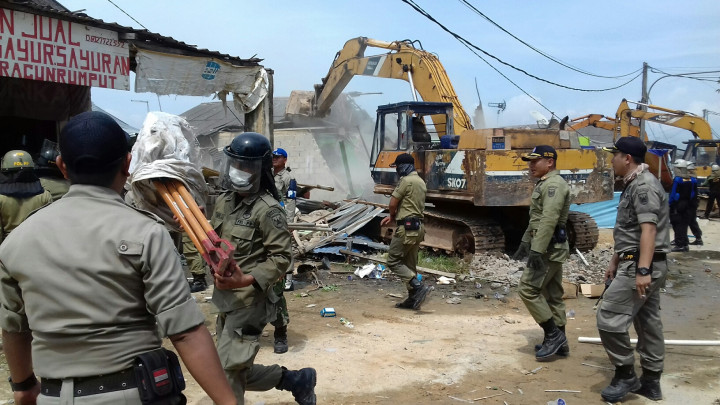 Penggusuran Ricuh, Warga Hunuskan Parang ke Petugas