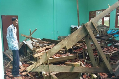 Atap SD di Jombang Ambruk Dimakan Rayap