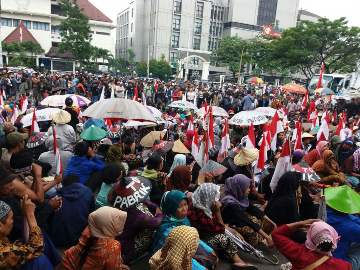 Warga Kendeng Masih Bertahan di Depan Kantor Gubernur Jateng