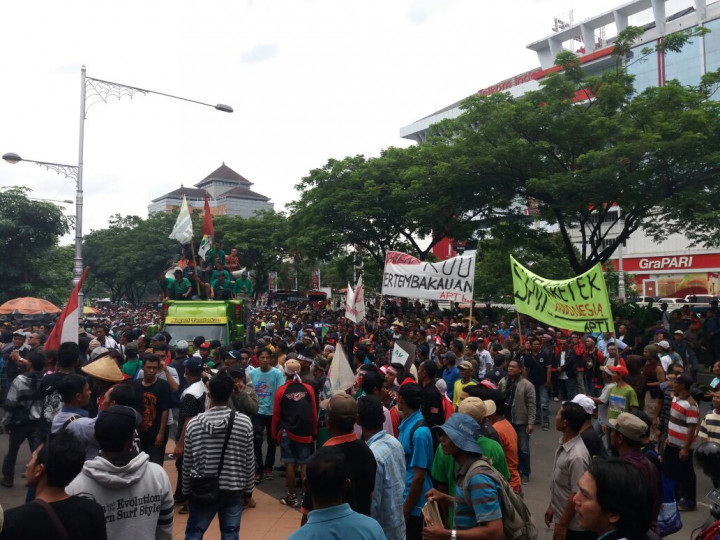 Massa Penolak Pabrik Semen Bentrok dengan Petani Tembakau