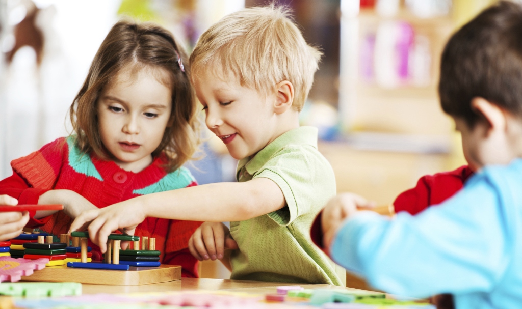 Untuk mengatasi ketakutan anak, terapi yang cocok mengurangi kecemasan ini yaitu dengan membantu anak kita dan temannya untuk belajar, membahas dan menyelesaikan ketakutan mereka. (Foto: Blogcdn)