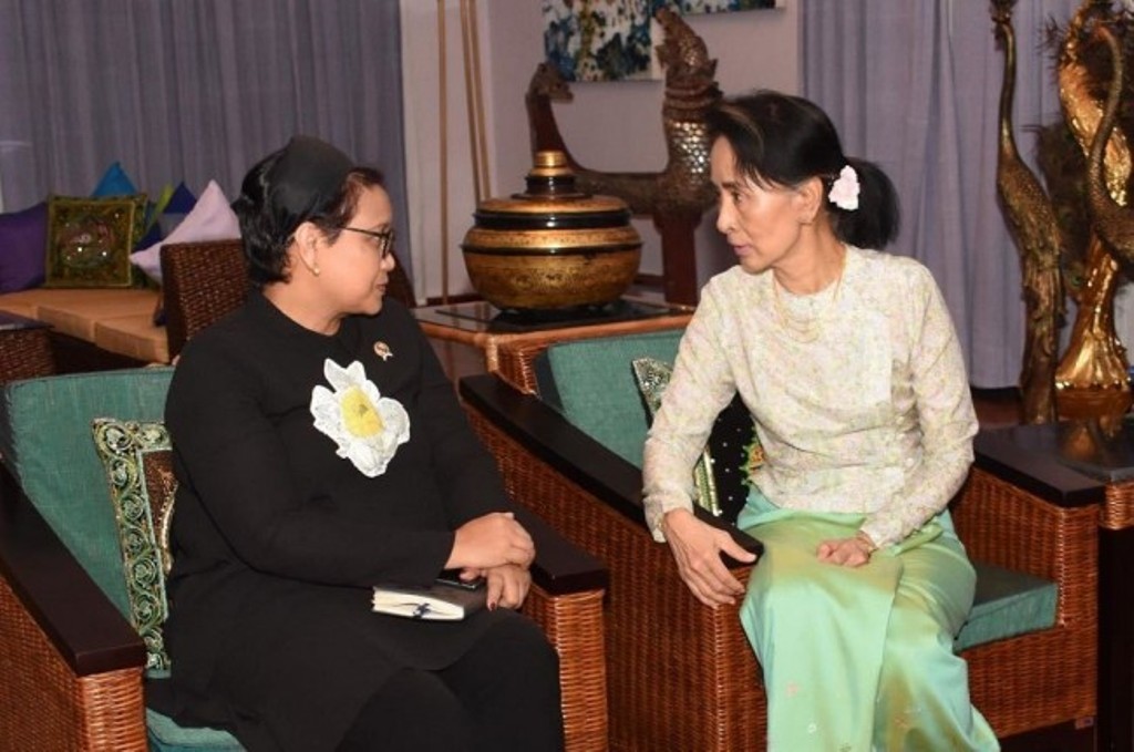 Menlu Retno Marsudi saat melakukan pertemuan dengan Aung San Suu Kyi pada Desember 2016 (Foto: Dok.Kemenlu RI).