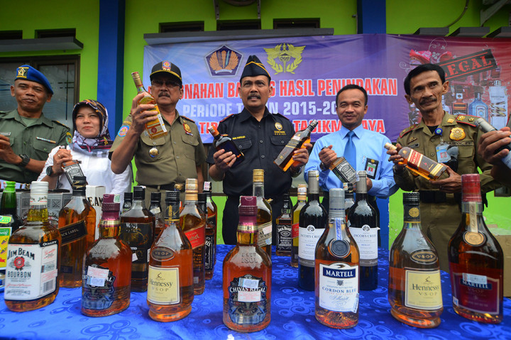 Ribuan Bungkus Tembakau Iris dan Miras Dimusnahkan