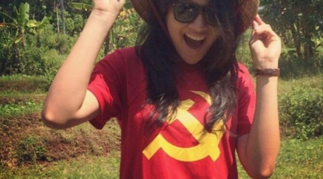 Berkaus Palu Arit, Seorang Perempuan Diringkus Petugas Bandara