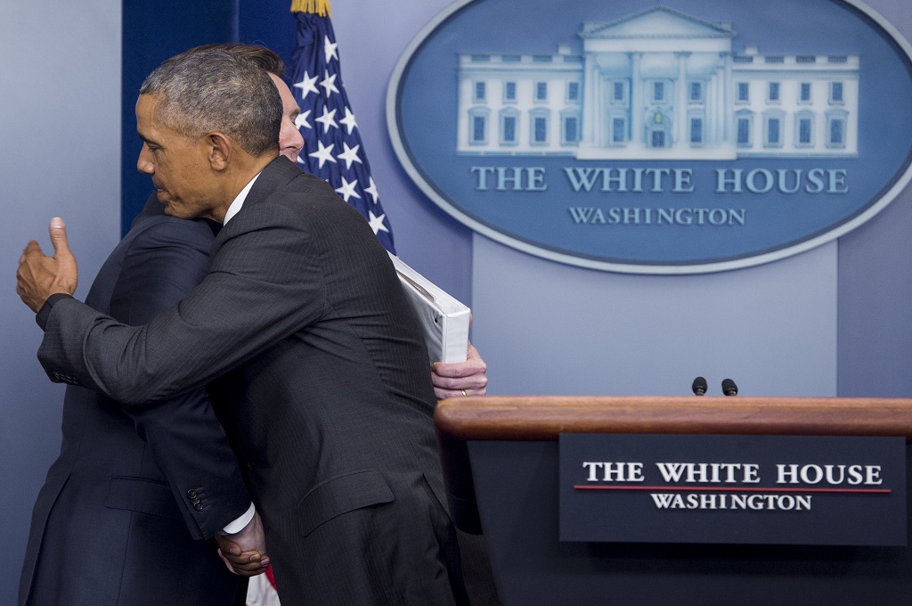Presiden AS Barack Obama memeluk kepala pers Gedung Putih Josh Earnest dalam konferensi pers terakhir di Brady Press Briefing Room, 17 Januari 2017. (Foto: AFP/SAUL LOEB)