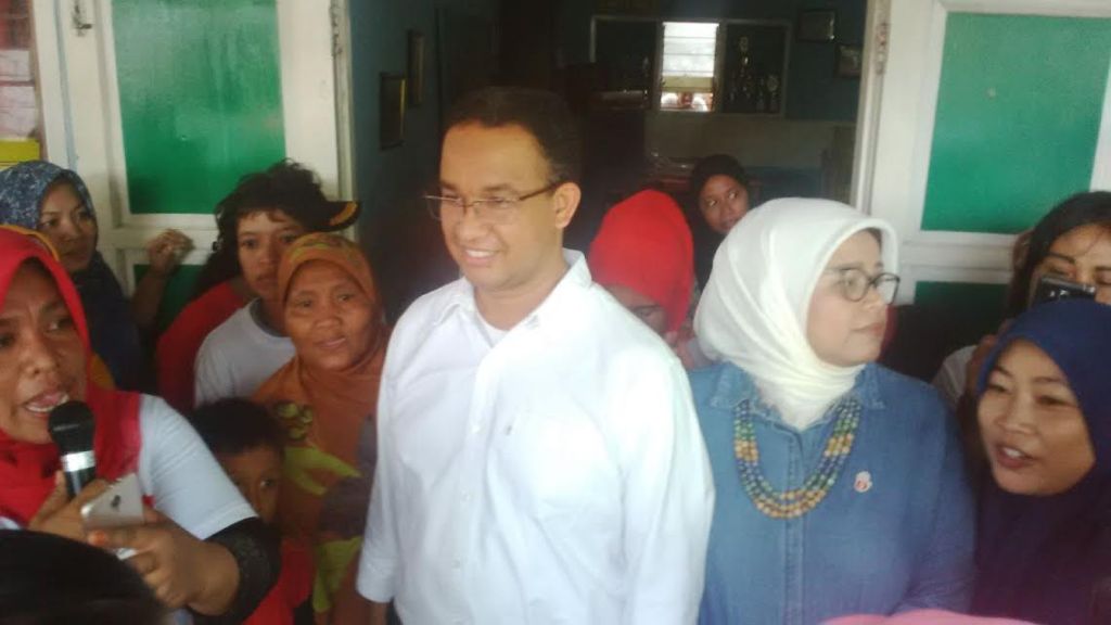 Cagub DKI Jakarta, Anies Baswedan saat blusukan ke Kosambi, Jakbar. MTVN/ Whisnu M