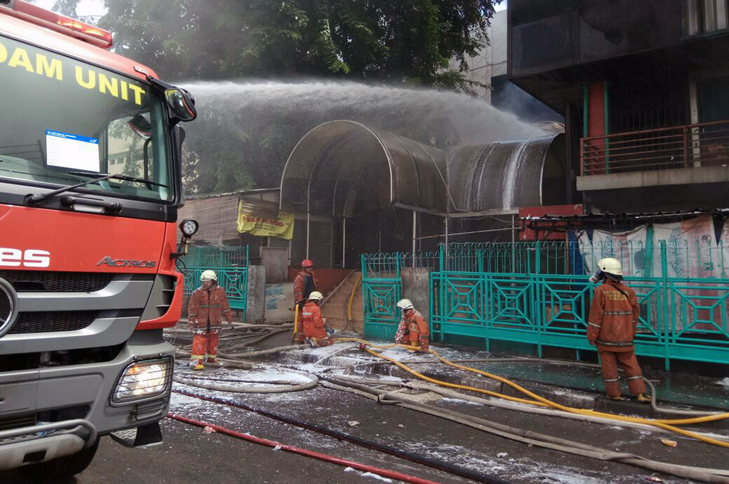 Petugas pemadam kebakaran berusaha memadamkan api di kios Pasar Senen, Jakarta Pusat -- MTVN/Whisnu Mardiansyah