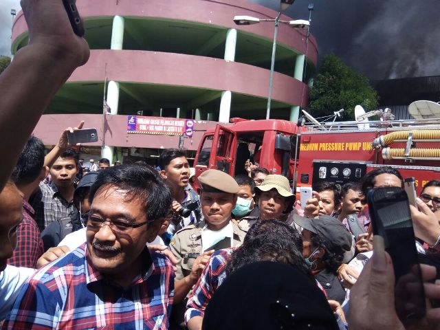 Calon wakil gubernur DKI Jakarta Djarot Saiful Hidayat meninjau lokasi kebakaran di Pasar Senen. Foto: MTVN/Whisnu