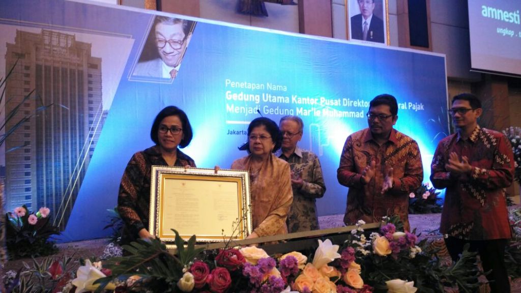 Menteri Keuangan Sri Mulyani bersama keluarga dari Mari's Muhammad. (FOTO: MTVN/Annisa Ayu Artanti)
