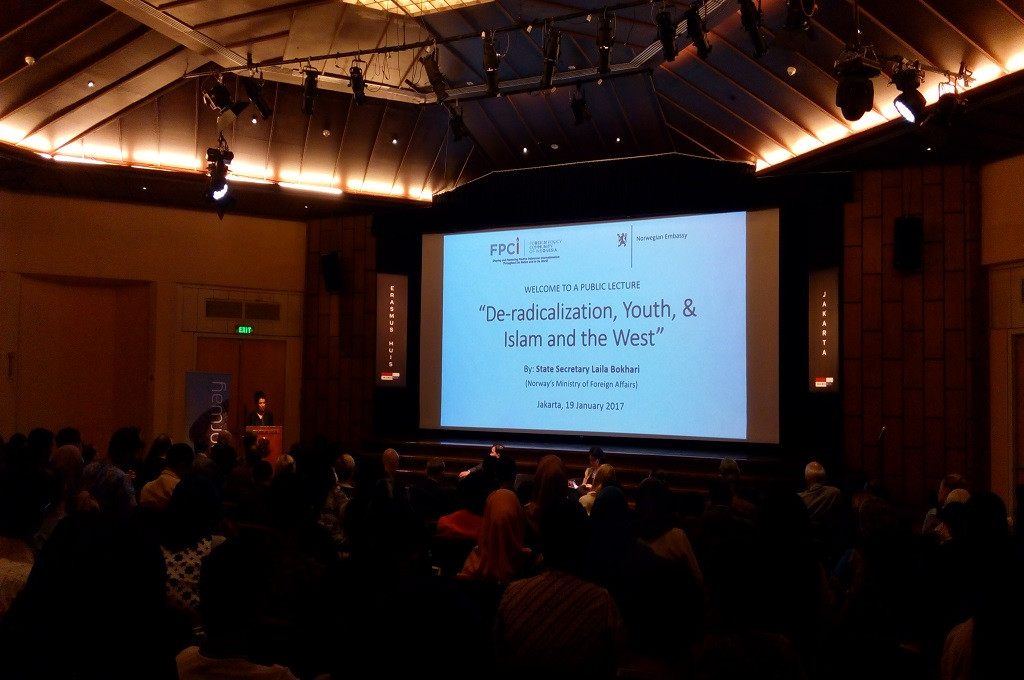 Wamenlu Norwegia Laila Bokhari (kiri) dalam dialog bertema terorisme di Erasmuis Huis, Jakarta, 19 Januari 2017. (Foto: MTVN/Willy Haryono)
