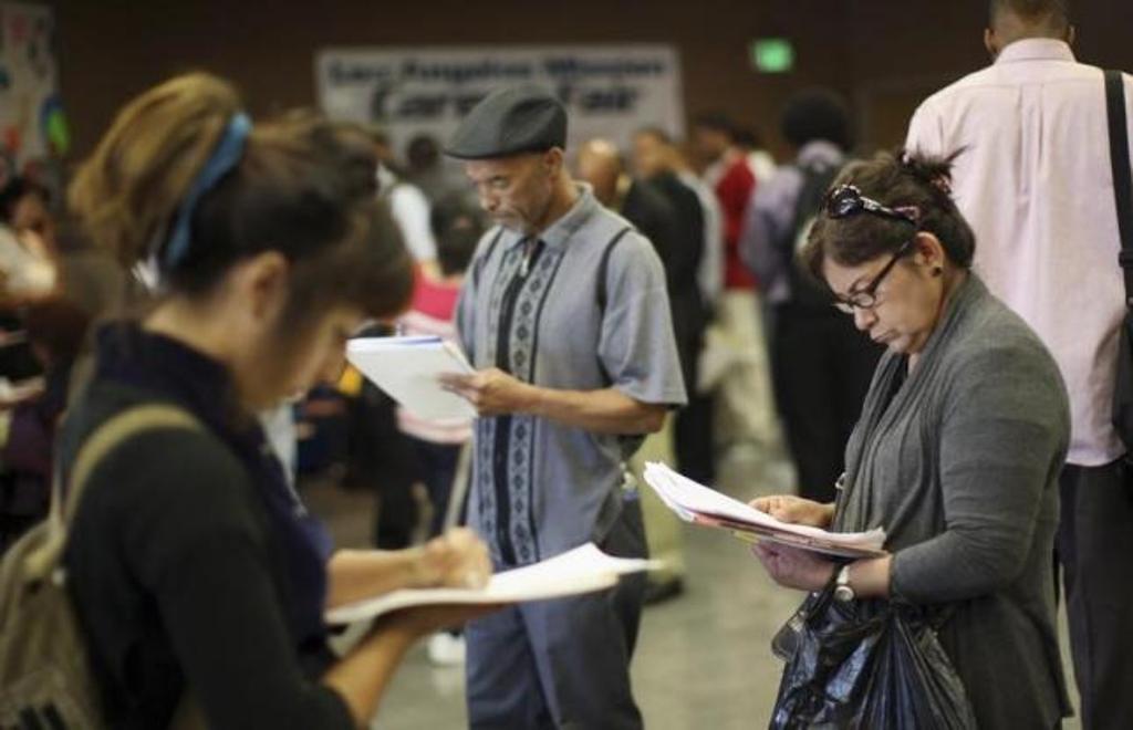 Para pencari kerja mengisi aplikasi kerja di Los Angeles, California, Amerika Serikat (REUTERS/David McNew)