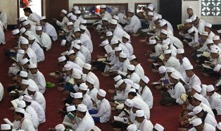 Polisi Samarinda Ajari Anak Buruh Hafal Alquran & Pancasila