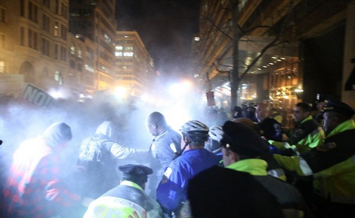 Demo Anti-Trump Meluas, Polisi Tembakkan Gas Air Mata