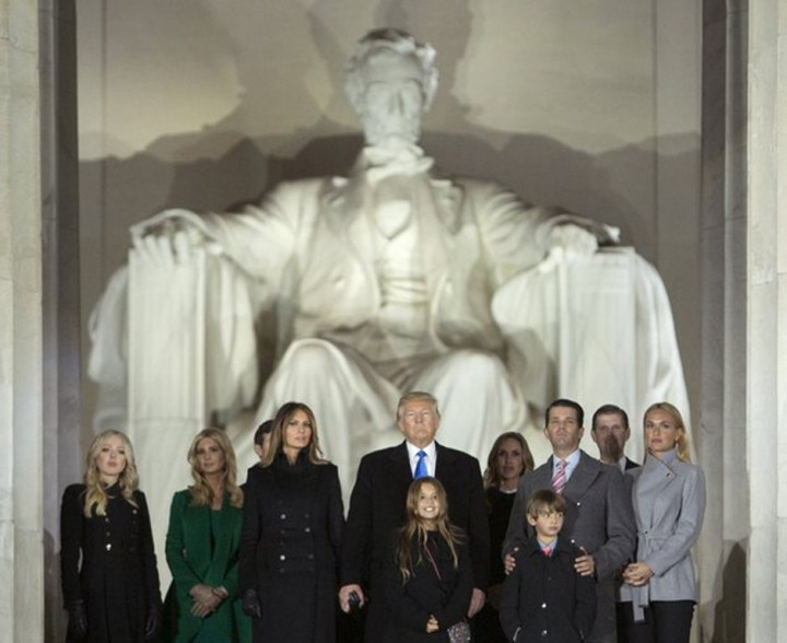 Tiba di Lincoln Memorial, Trump: Mari Buat Amerika Lebih Besar Lagi!