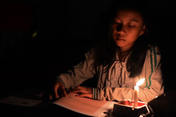 Negeri Kaya Sumber Daya yang Miskin Energi