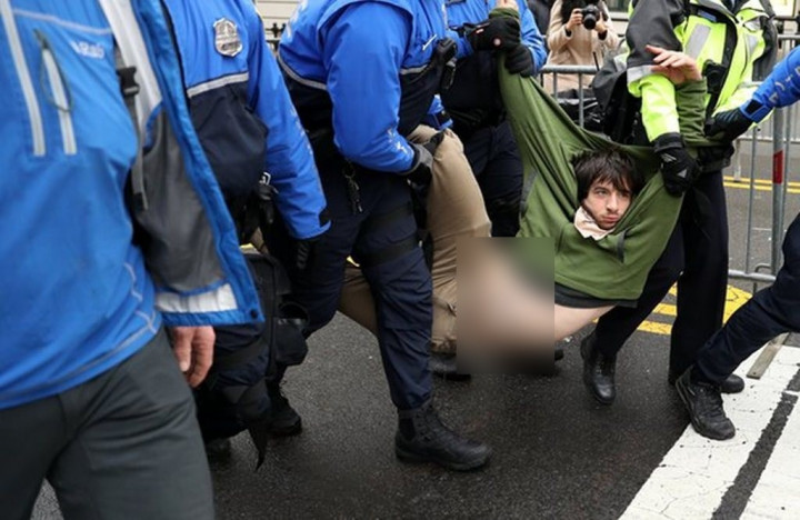 Massa Anti-Trump Terlibat Bentrok dengan Polisi