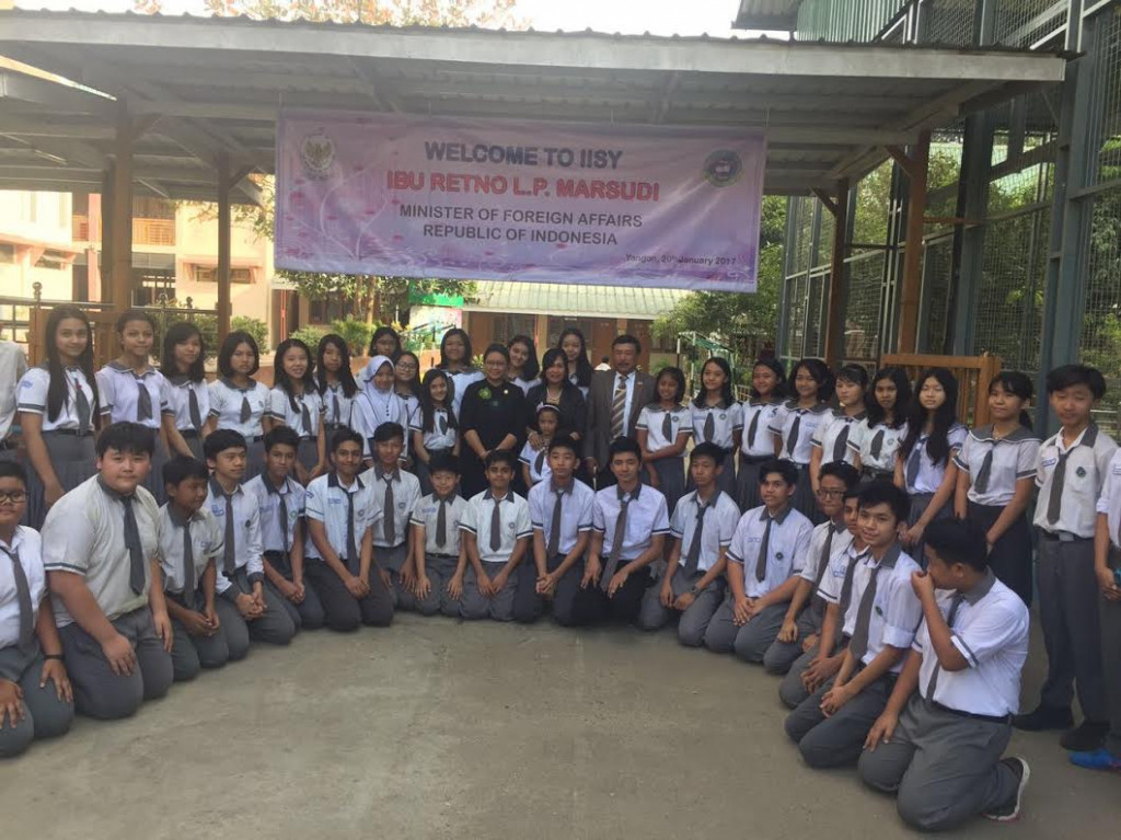 Menlu Retno bersama murid-murid dari Indonesian International School Yangon (Foto: Dok. Kemlu RI)