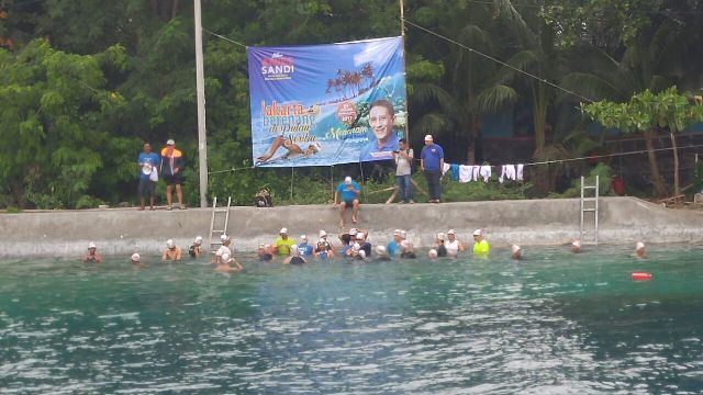 Sandiaga Berenang Antarpulau di Kepulauan Seribu