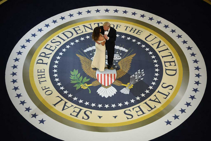Trump dan Melania Mesra di Lantai Dansa