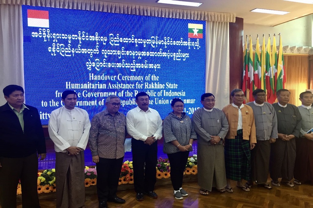 Menlu Retno Marsudi (tengah) dalam acara penyerahan bantuan kemanusiaan RI di Rakhine, Myanmar, 21 Januari 2017. (Foto: Kemenlu RI)
