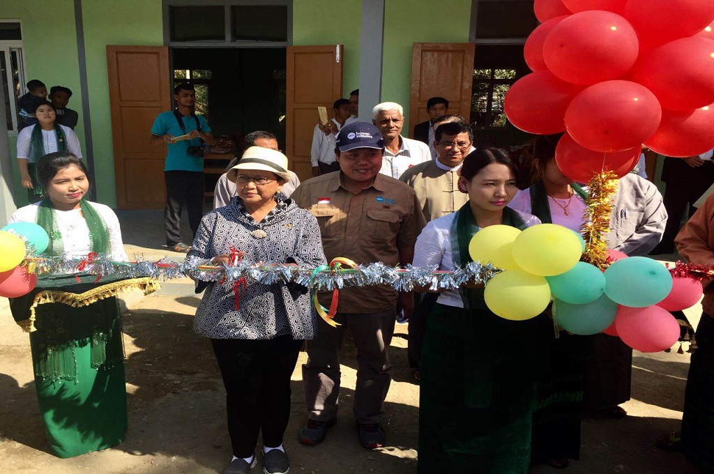 Menlu Retno Marsudi dalam peresmian pembangunan dua sekolah di Rakhine State, Myanmar, 21 Januari 2017. (Foto: Kemenlu RI)