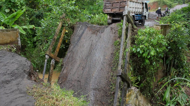 Jembatan Ambrol saat Truk Muatan Pasir Melintas