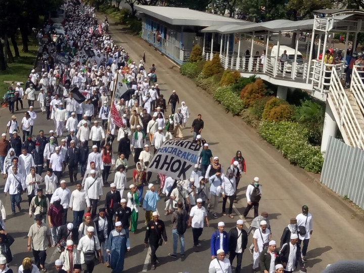 Massa FPI Konvoi Menuju Mapolda Metro