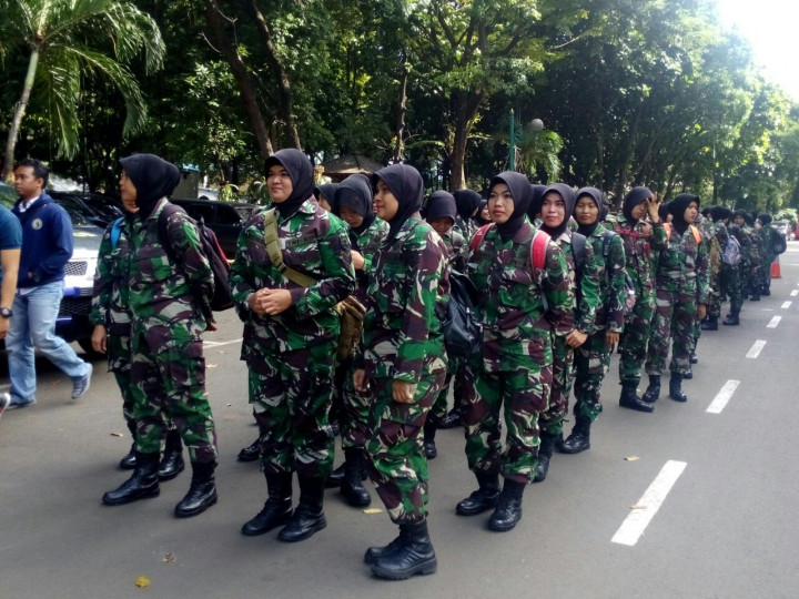 Polisi & Tentara Berhijab Ikut Amankan Massa FPI