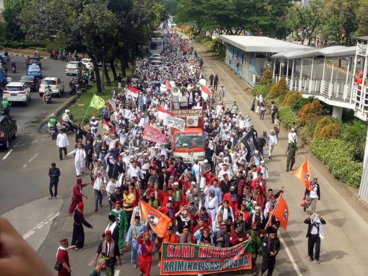 Tiba di Polda Metro, Massa FPI Nyanyikan Lagu Indonesia Raya