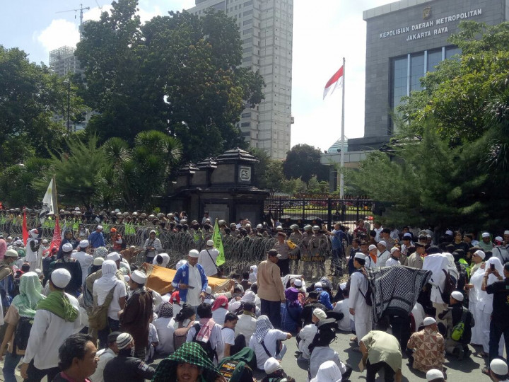 Jalur Lambat Dikuasai Massa FPI, Jalur Cepat Tersendat