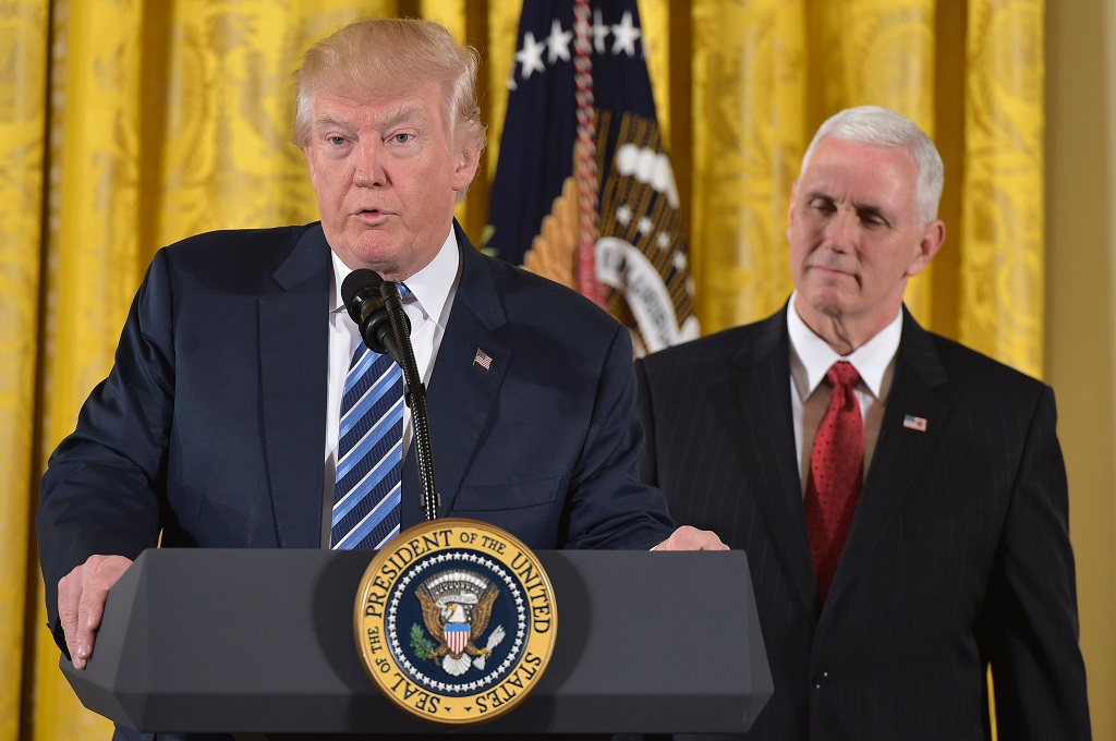 Presiden AS Donald Trump berbicara di hadapan staf Gedung Putih di Washington, 22 Januari 2017. (Foto: AFP/MANDEL NGAN)
