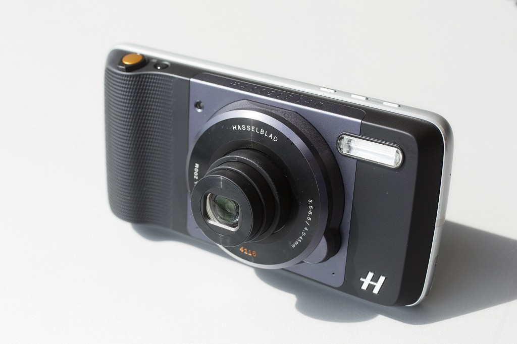 Moto Z dengan mod Hasselblad True Zoom. (AP Photo/Mark Lennihan)