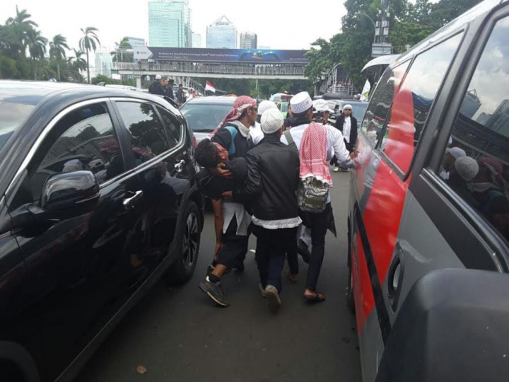 Tertabrak Bus TransJakarta, Pedagang Air Mineral Ditolong Massa FPI