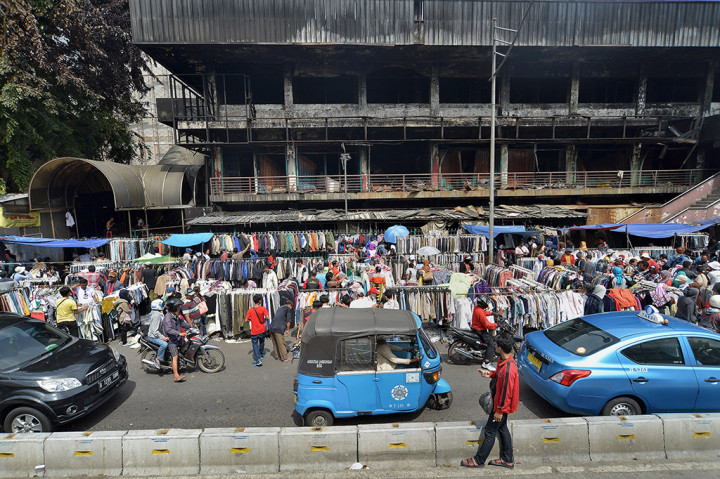Pascakebakaran, Pedagang Pasar Senen Berjualan di Trotoar