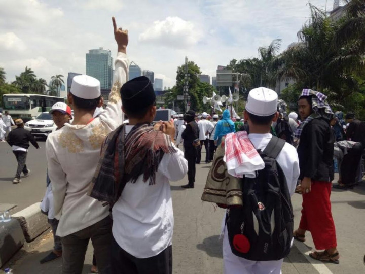 Anak-anak Ikut Mengawal Pemeriksaan Rizieq