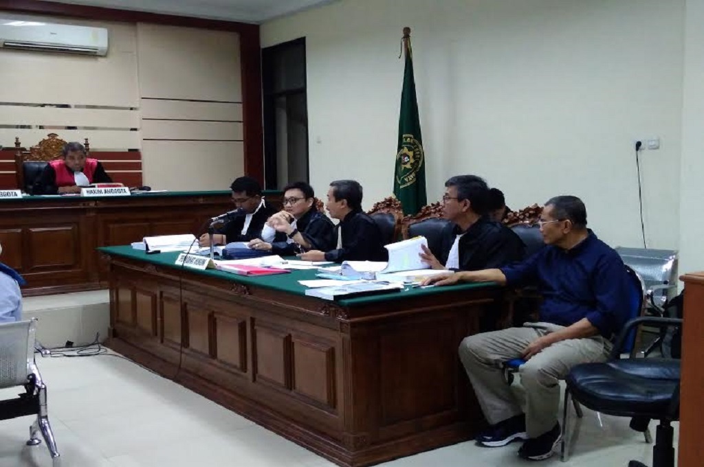 Dahlan Iskan duduk berdampingan dengan tim kuasa hukum dalam sidang yang berlangsung di Pengadilan Tipikor Surabaya, MTVN - Hadi