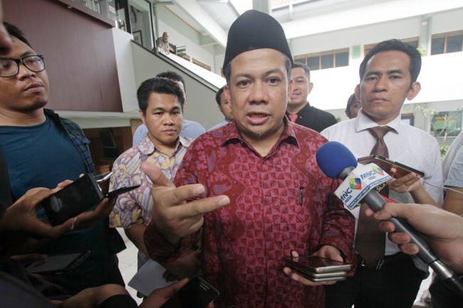 Fahri Hamzah (tengah). Foto: MI/BARY FATHAHILAH