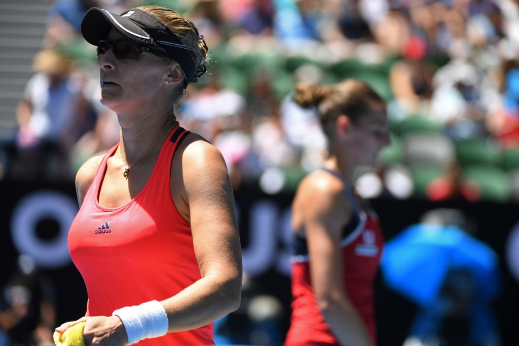 Mirjana Lucic Baroni (kiri) dan Karolina Pliskova (kanan). (PAUL CROCK / AFP)