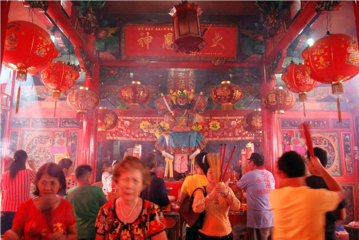 Makna Ritual Sembahyang di Klenteng