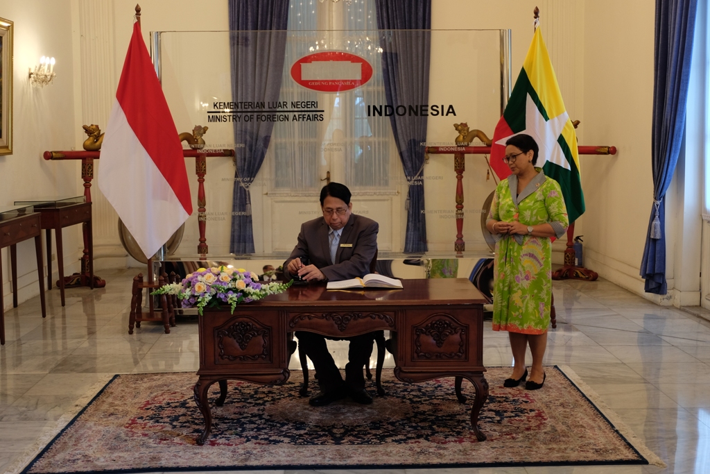 Menlu Retno Marsudi menerima kunjungan Menteri Informasi Myanmar (Foto: Dok.Kemenlu RI).