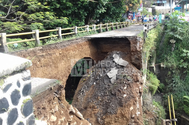 Jembatan Penghubung di Sukabumi Ambles