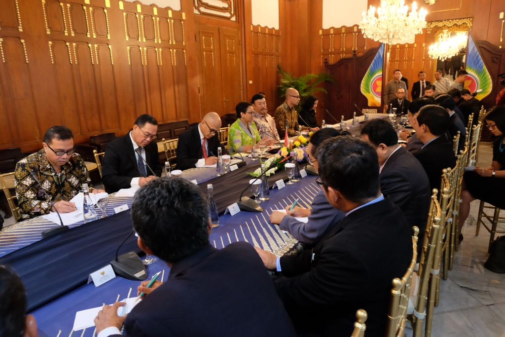 Pertemuan Menlu Retno Marsudi dengan Menteri Informasi Myanmar (Foto: Dok. Kemenlu RI).