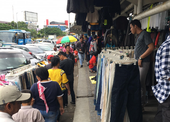 Pedagang Korban Kebakaran Pasar Senen Tumpah di Trotoar