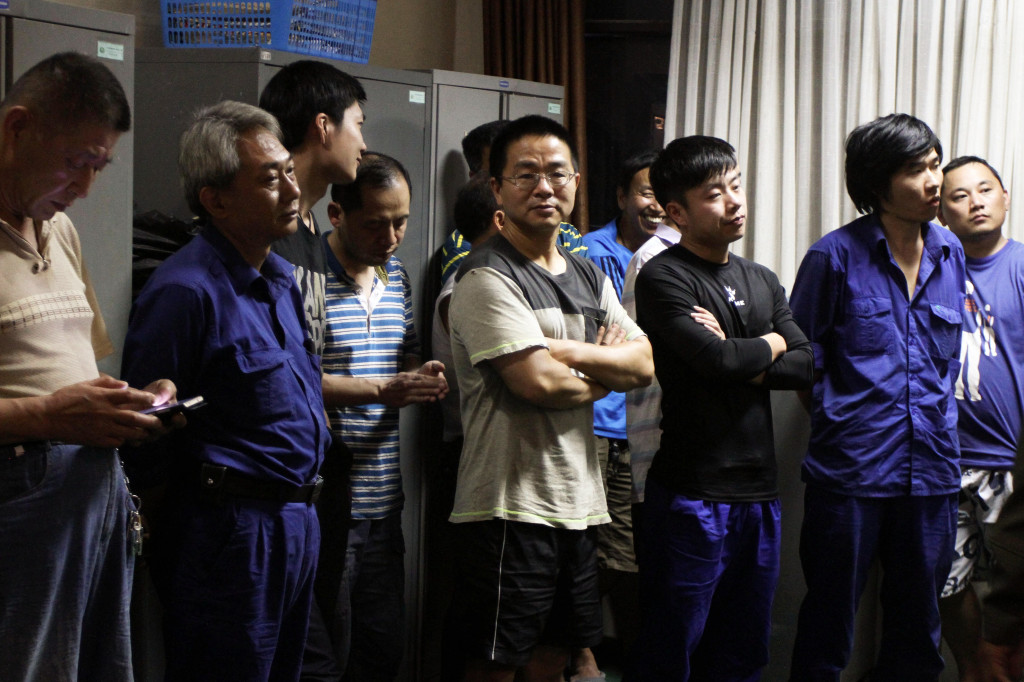  Petugas Imigrasi Pekanbaru mengamankan warga asing diduga menyalahi izin wisata untuk bekerja di PLTU Tenayan Raya, Selasa (17/1/2017). Antara Foto/Rony Muharrman